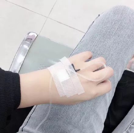 女生输液好看手背照片下载-女生输液真实手部实拍图片