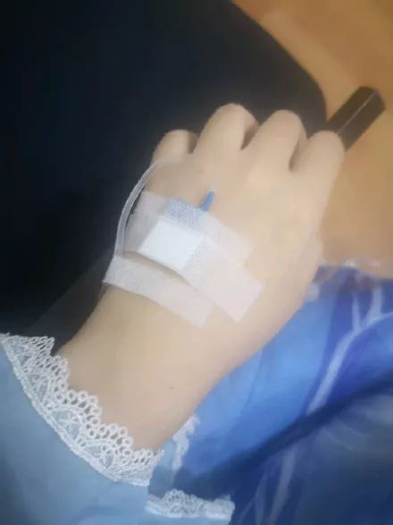 女生输液好看手背照片下载-女生输液真实手部实拍图片(请假专用)下载