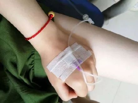 女生输液好看手背照片下载-女生输液真实手部实拍图片(请假专用)下载