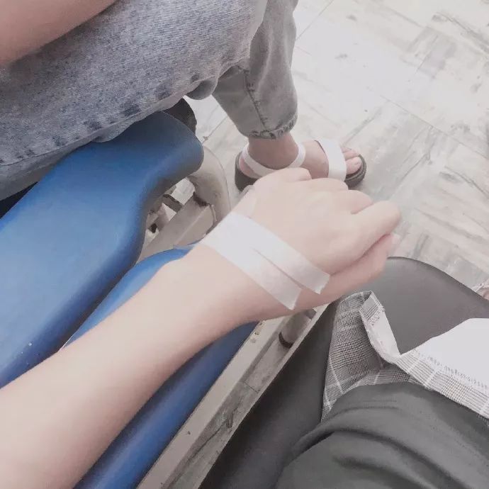 女生输液好看手背照片下载-女生输液真实手部实拍图片