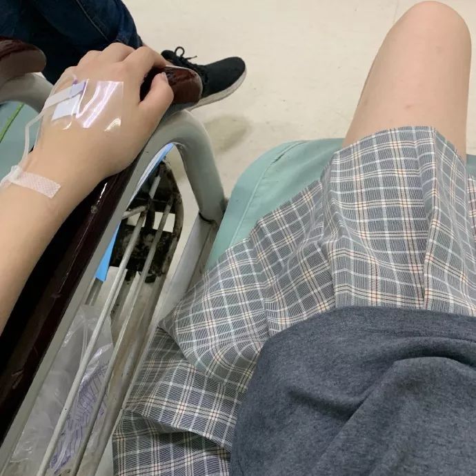 女生输液真实手部实拍图片请假专用