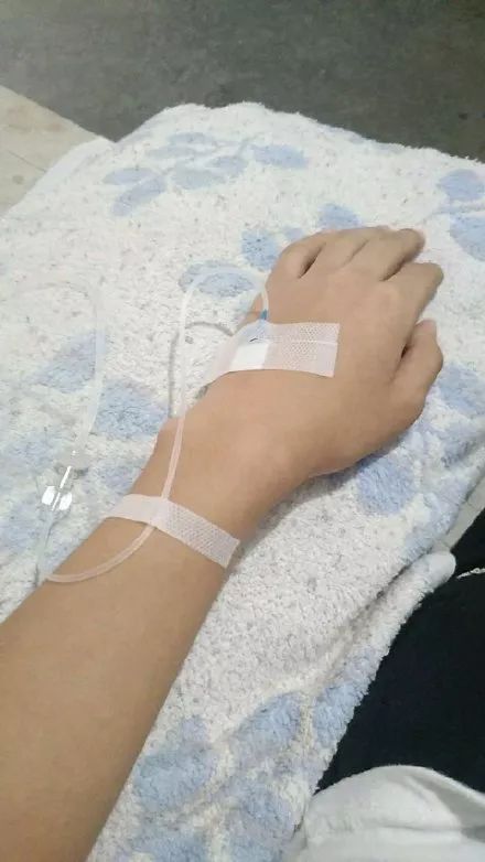 女生输液真实手部实拍图片请假专用