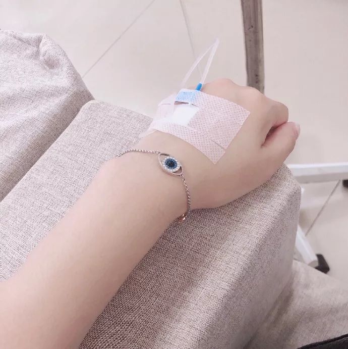 女生输液好看手背照片下载-女生输液真实手部实拍图片