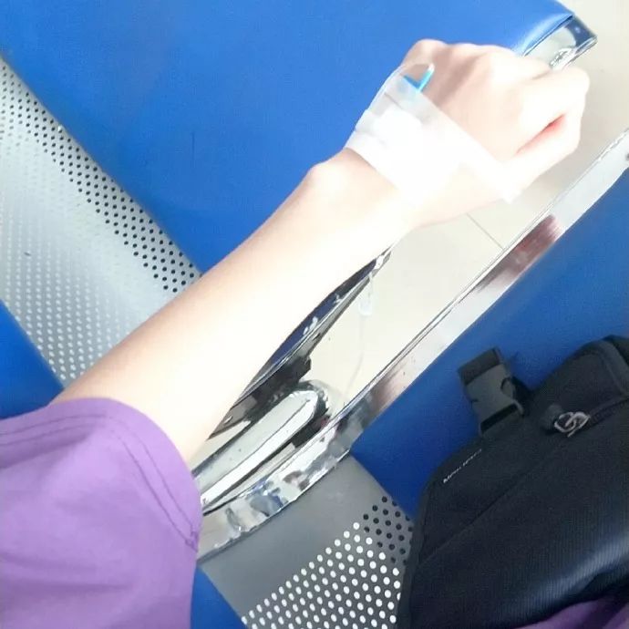 女生输液真实手部实拍图片请假专用
